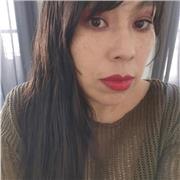 Profesora titulada con más de cinco años de experiencia.
